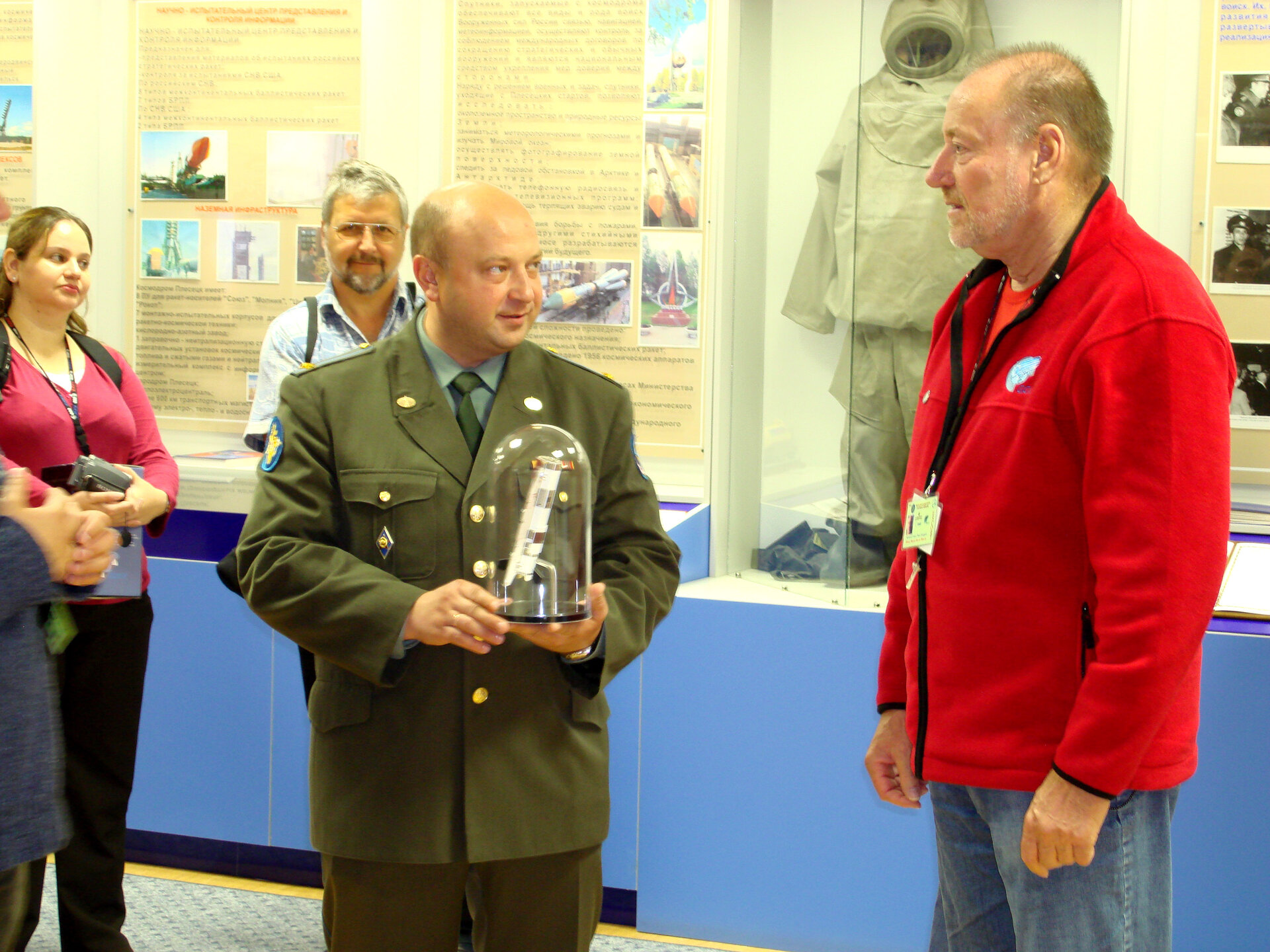Commander Koronov receives a GOCE model