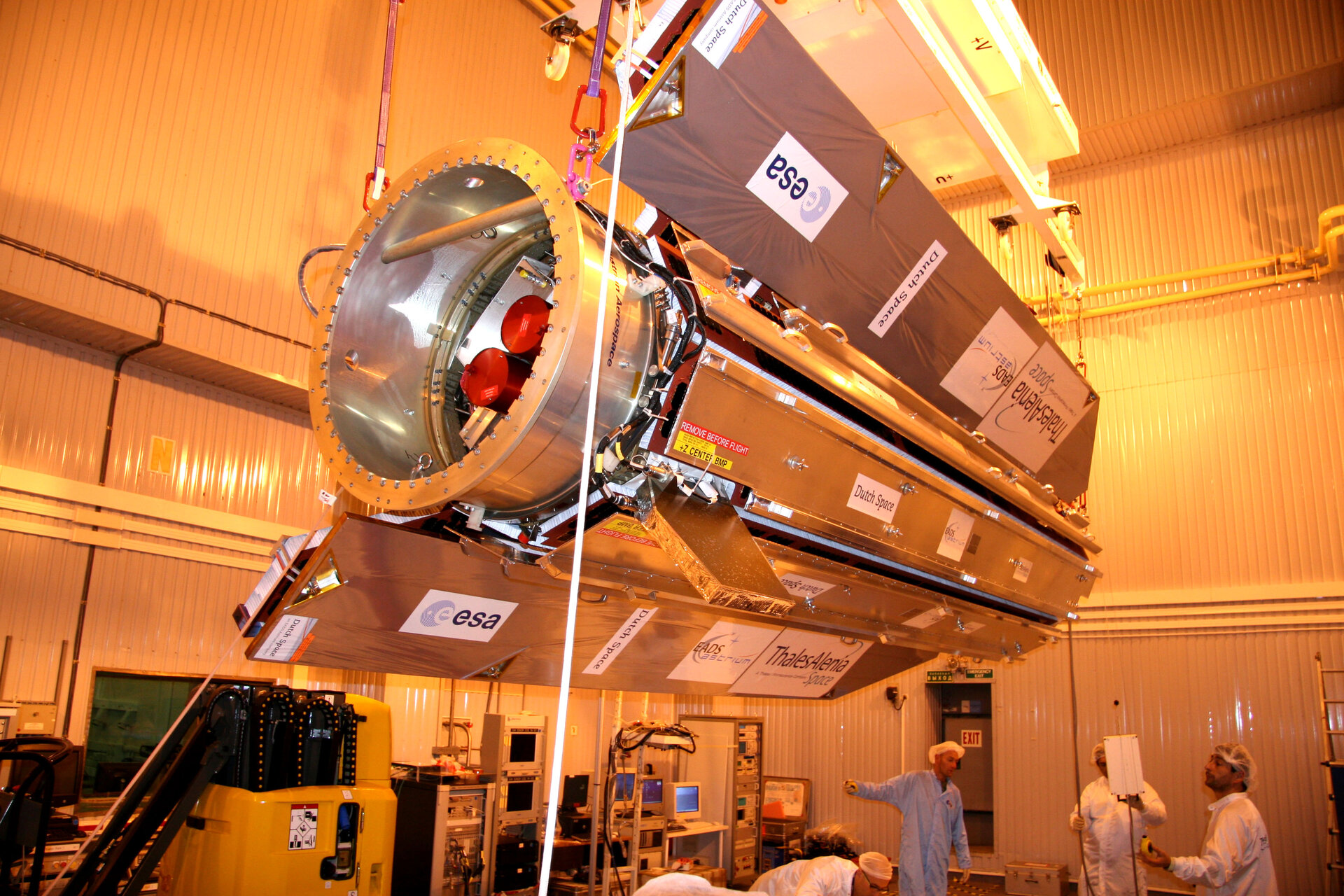 Manoeuvring GOCE in the cleanroom