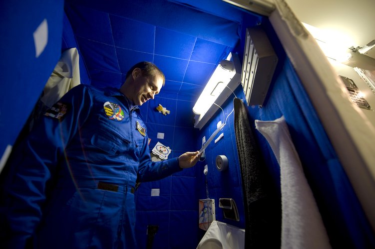 ESA astronaut Frank De Winne inspects the Space Station bedroom mock-up at EAC