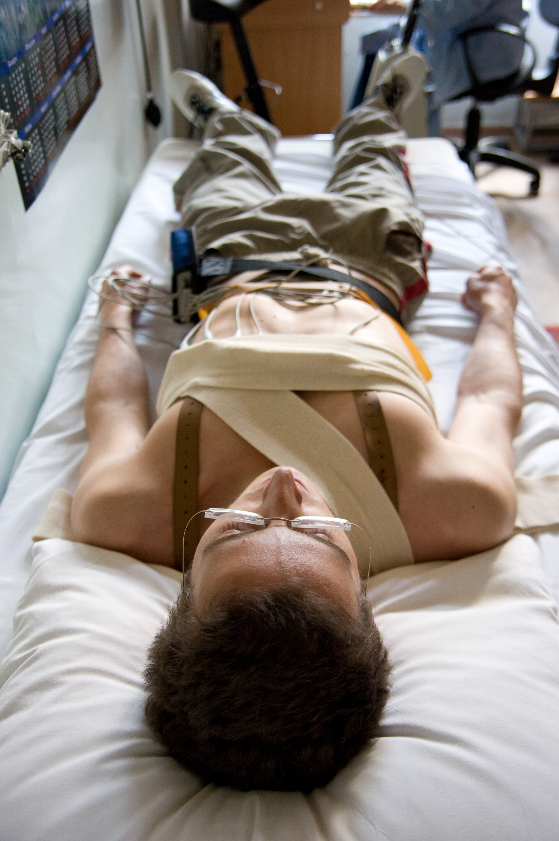 Pruebas médicas intensivas, incluyendo ECG en reposo y haciendo ejercicio