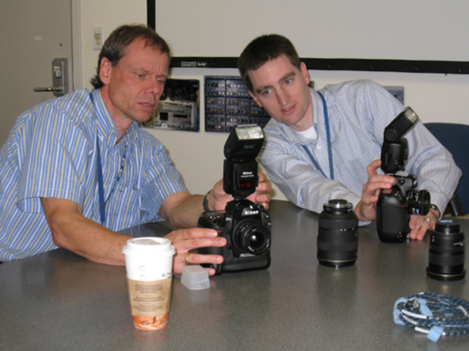 Kamerainsruktör Paul Reichert visar mig hur Nikon D2XS fungerar.