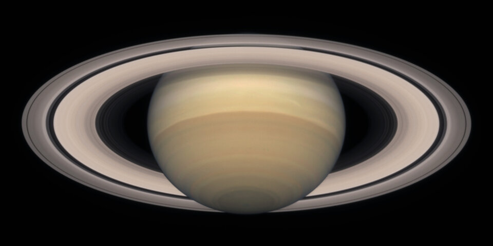 I vanliga fall sträcker sig Saturnus magnetosfär med viss råge alla de 1,2 miljoner kilometrarna ut till Titans bana.