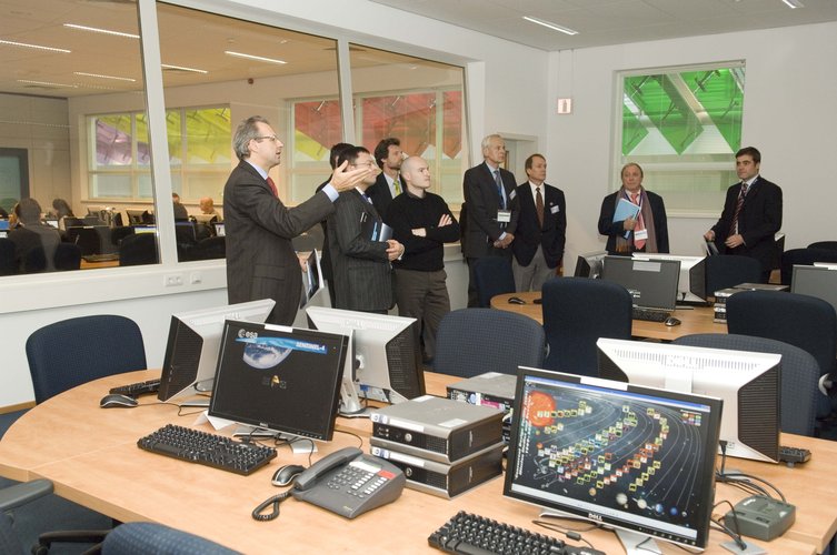Ministerial Council delegates, visiting ESTEC in Noordwijk, tour the Concurrent Design Facility