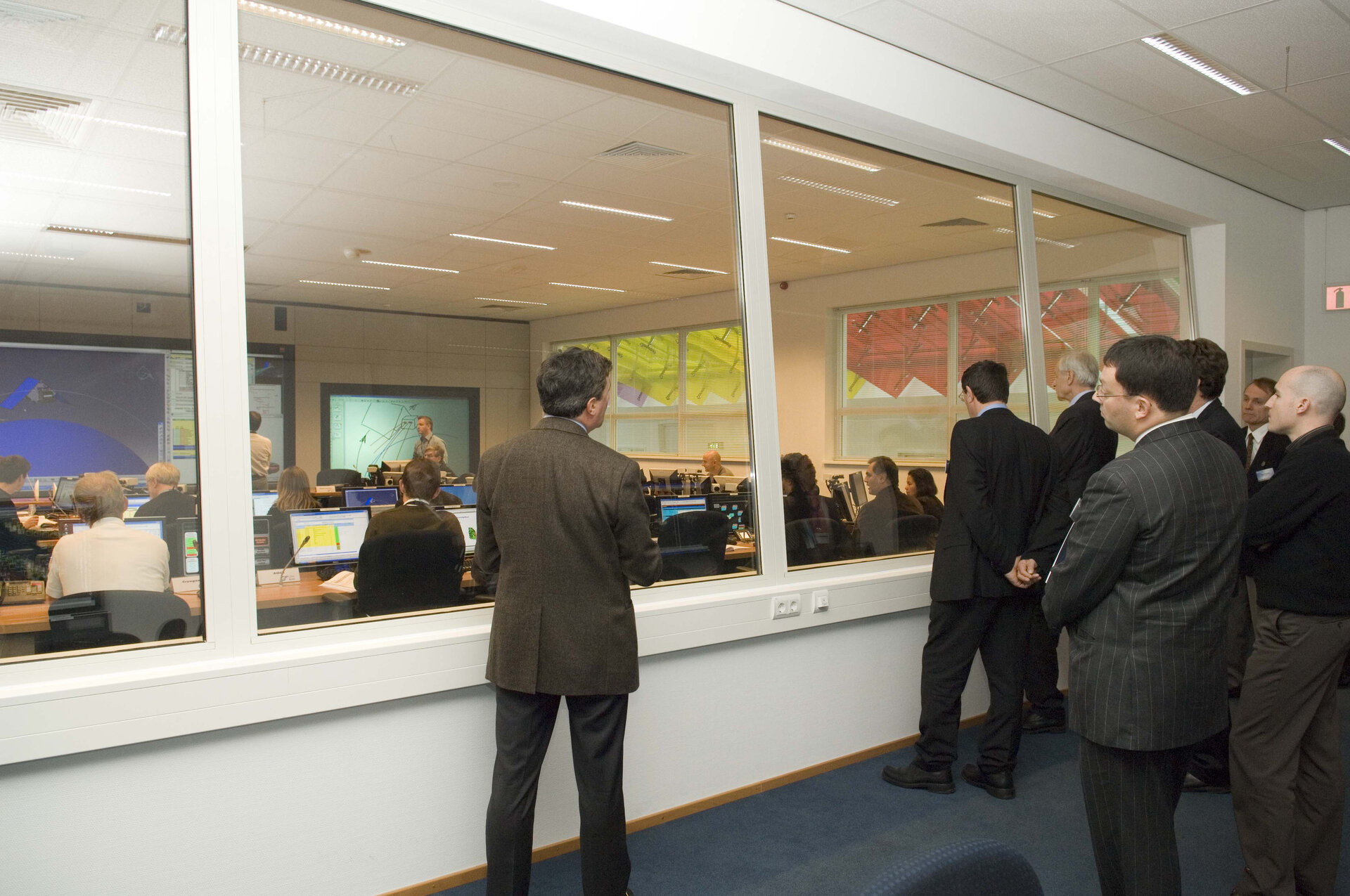 Ministerial Council delegates, visiting ESTEC in Noordwijk, tour the Concurrent Design Facility