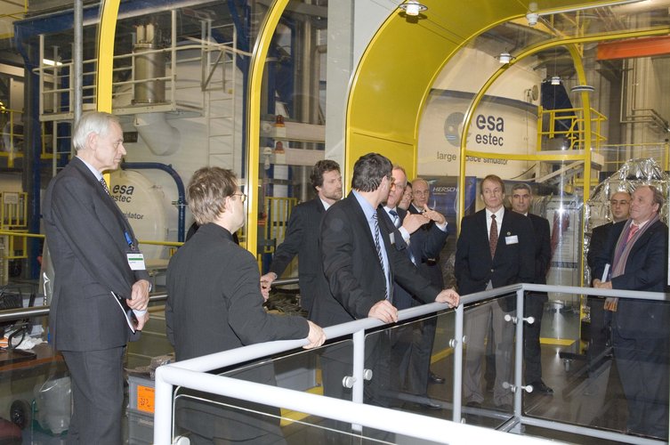 Ministerial Council delegates, visiting Noordwijk, are briefed on the Large Space Simulator in ESTEC's Test Centre