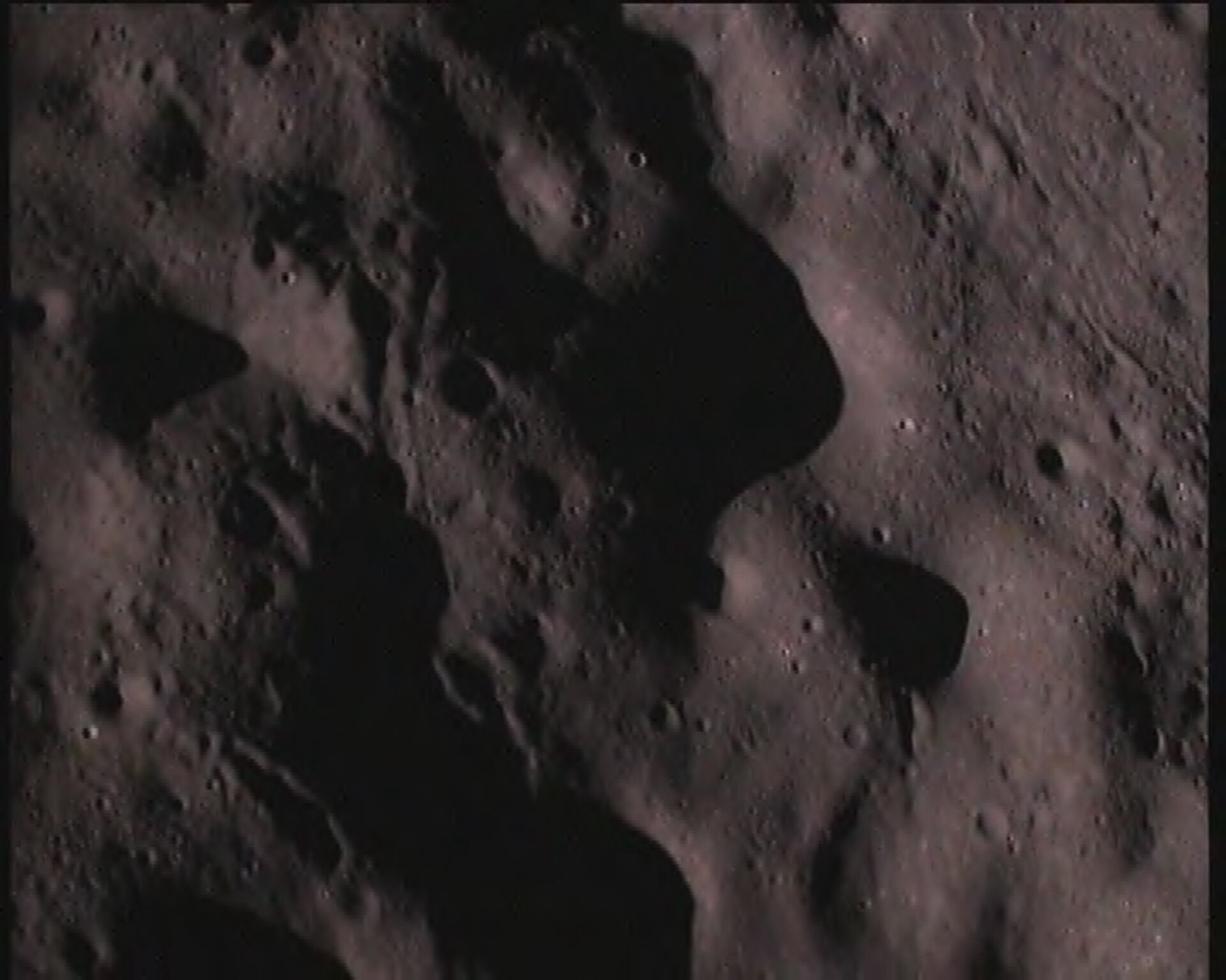 På sin väg ner mot månens sydpolsområde tog Chandrayaans nedslagsprob ett antal bilder av månytan.