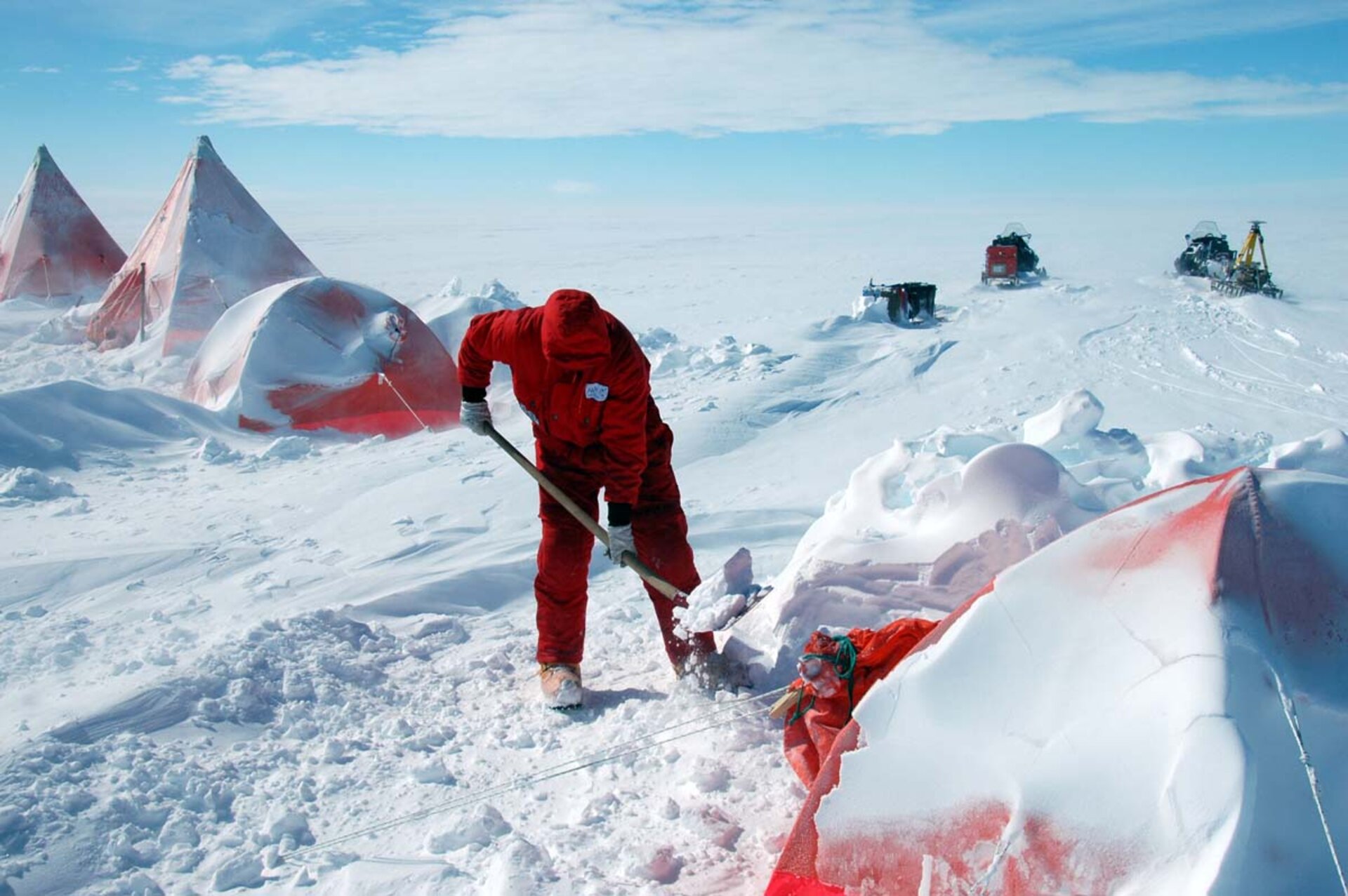 Despejando el campamento de nieve antártica seca