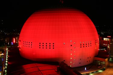 Globen bjuder under invigningen av Astronomiåret på kosmiskt ljusfyrverkeri .