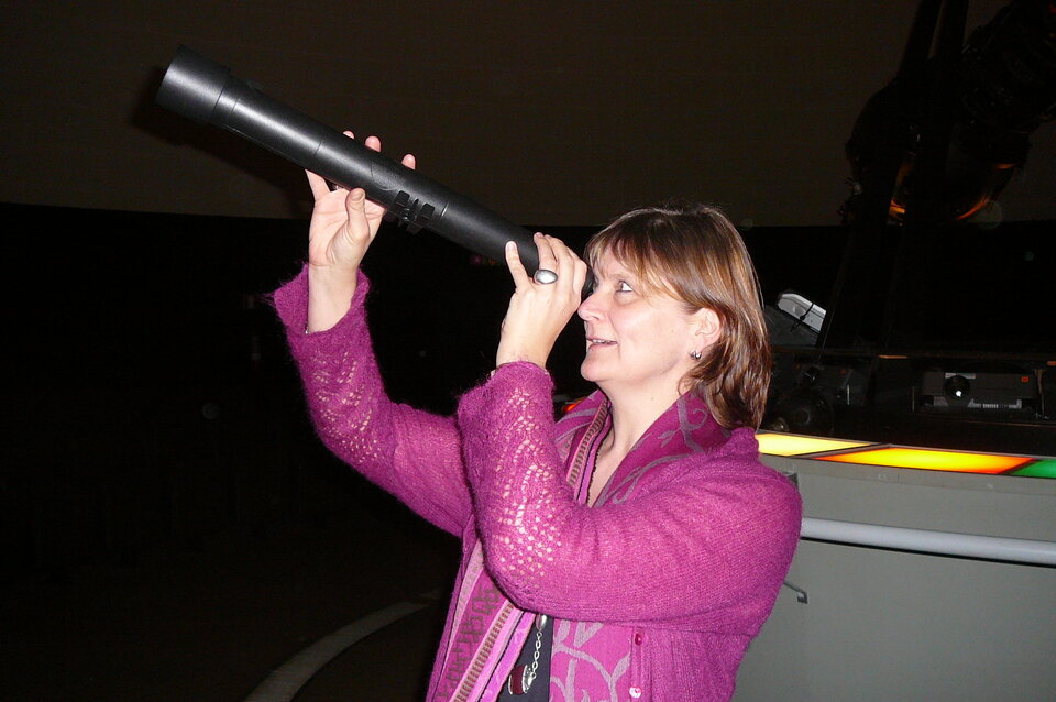 Minister Laruelle met het hoofd in de sterren met behulp van de <i>Galileoscoop</i>