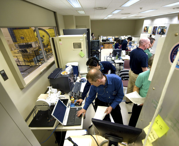 De ESA-astronauten en hun Canadese collega's tijdens simulatietraining in het Tsukuba Space Center