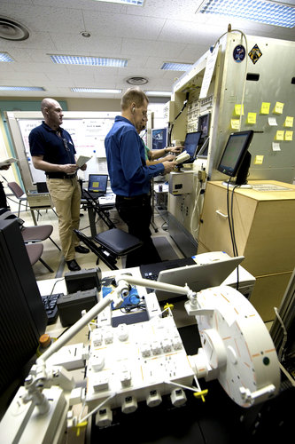 De ESA-astronauten en hun Canadese collega's tijdens simulatietraining in het Tsukuba Space Center