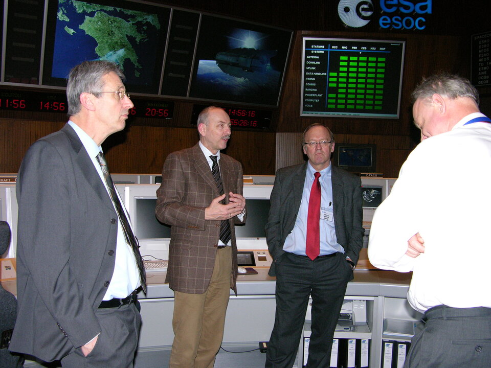 Mit ESOC-Leiter Gaele Winters (li) im Hauptkontrollraum