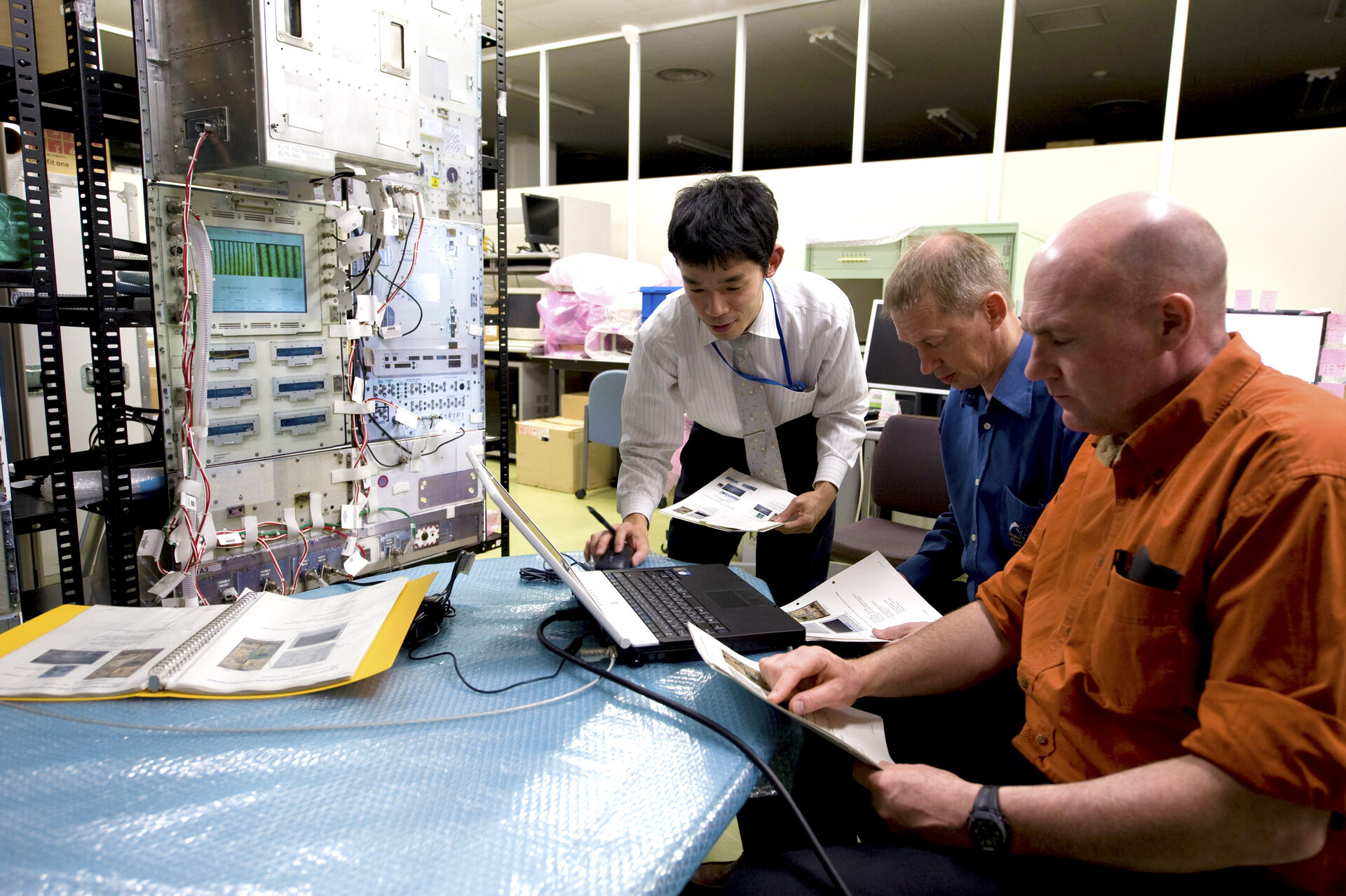 Frank De Winne en André Kuipers oefenen met experimenten in het Tsukuba Space Center