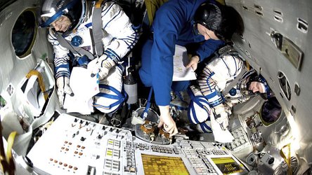 Frank De Winne s'entraine avec ses collègues dans le simulateur Sojouz à la Cité des Etoiles, à proximité de Moscou