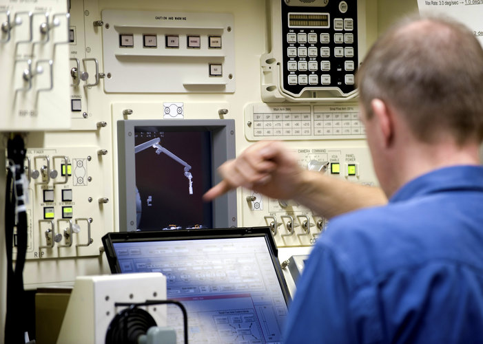 Frank De Winne steers the Japanese robot arm during training at Tsukuba Space Center