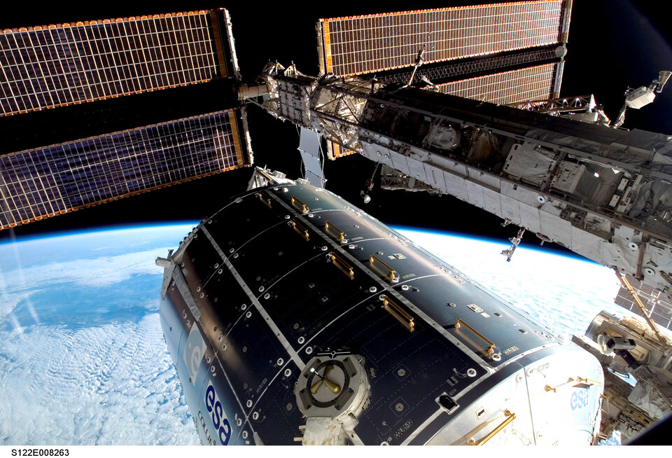 Het Europees ruimtelab Columbus, vastgekoppeld aan het internationaal ruimtestation ISS