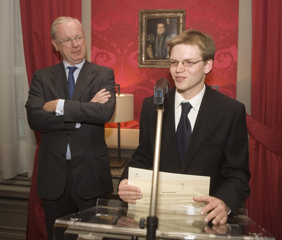 Senaatsvoorzitter Armand De Decker luistert naar Jonathan Pisane, laureaat van de Odisseaprijs 2008
