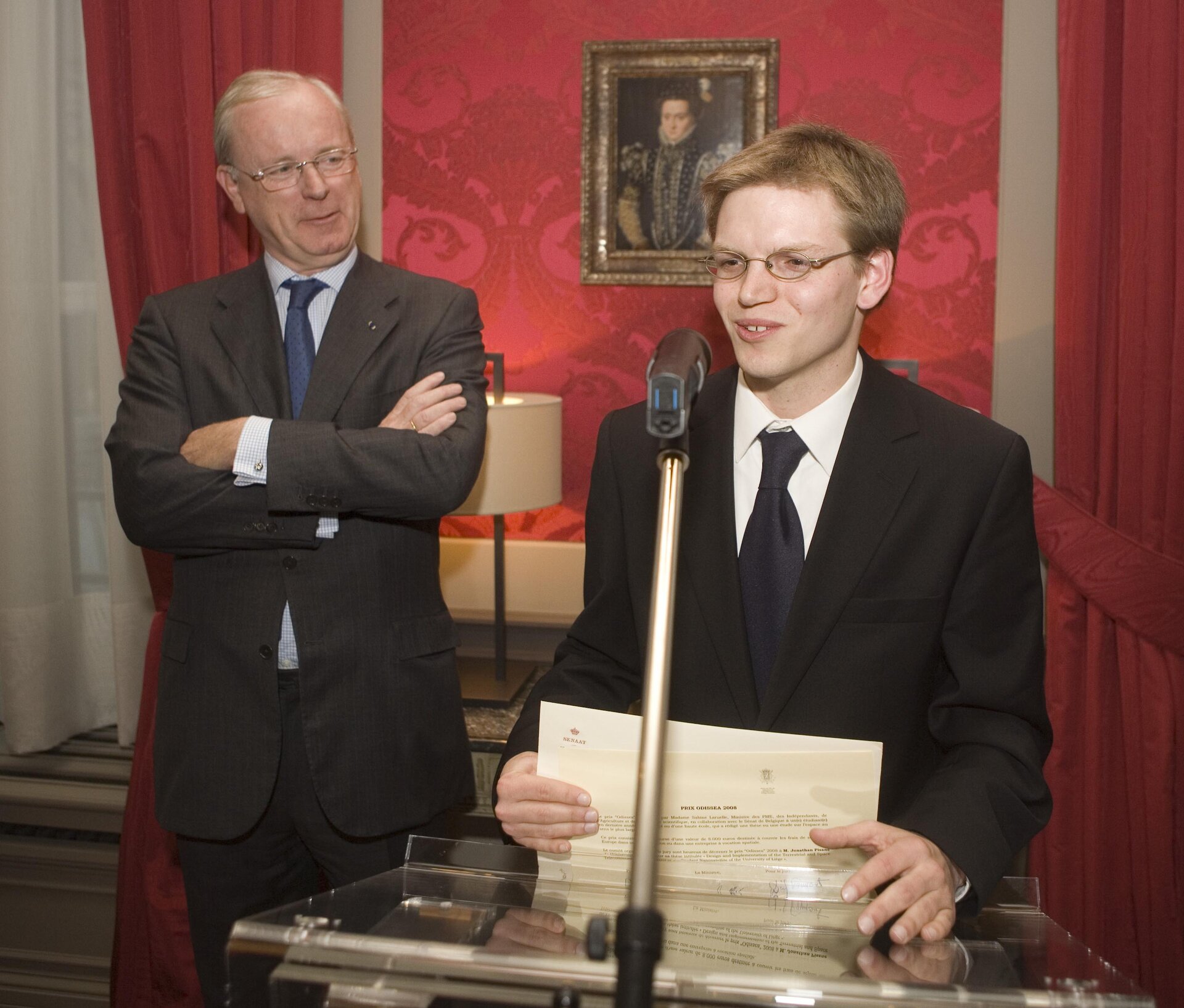 Jonathan Pisane, lauréat Prix Odissea 2008, écouté par le sénateur Armand De Decker.