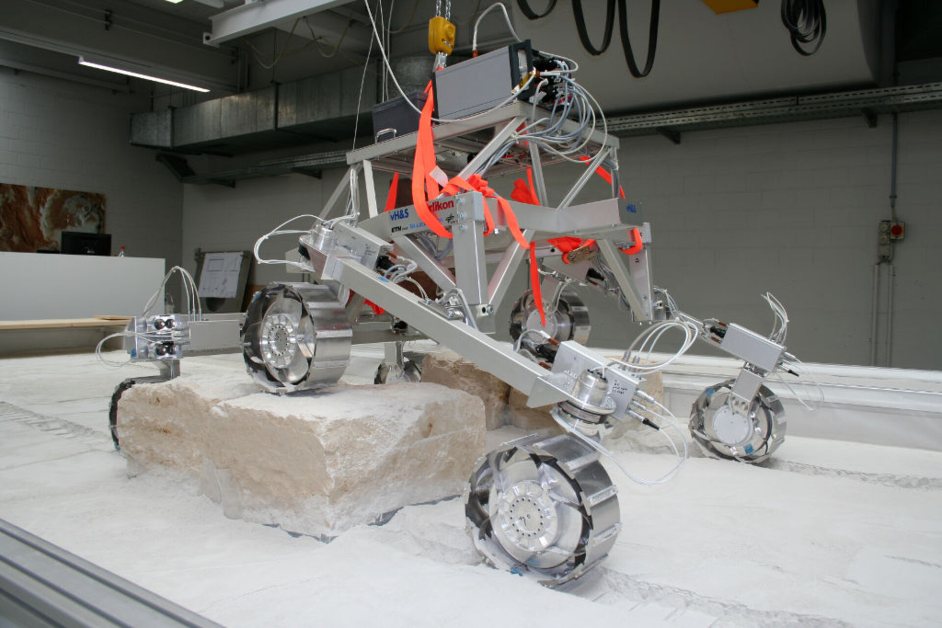 Le prototype du système de propulsion du rover chez Oerlikon Space à Zürich.