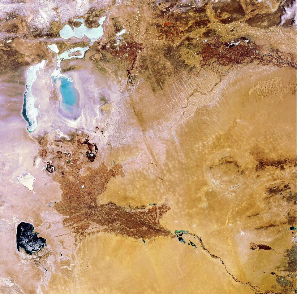 Envisat-opname uit 2008 van een met ijs bedekt Aralmeer
