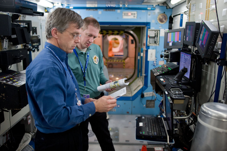 Frank De Winne and Robert Thirsk participate in life support system training at NASA's JSC