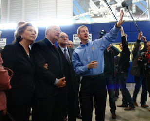 Frank De Winne explains the ATV trainer to Albert II King of the Belgians and Queen Paola