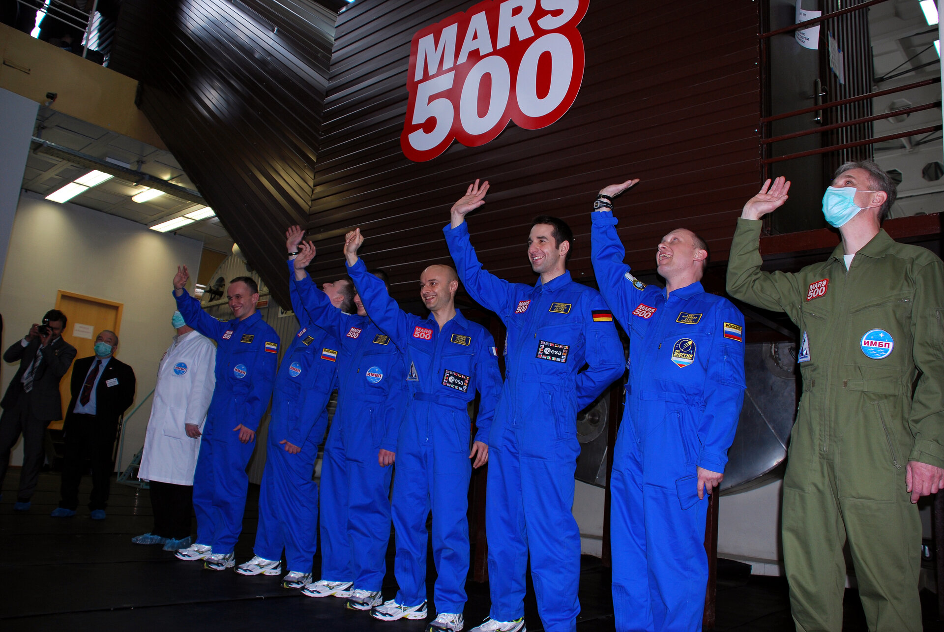Mars500 crew prepares to enter the isolation facility at IBMP for the 105-day Mars mission simulation