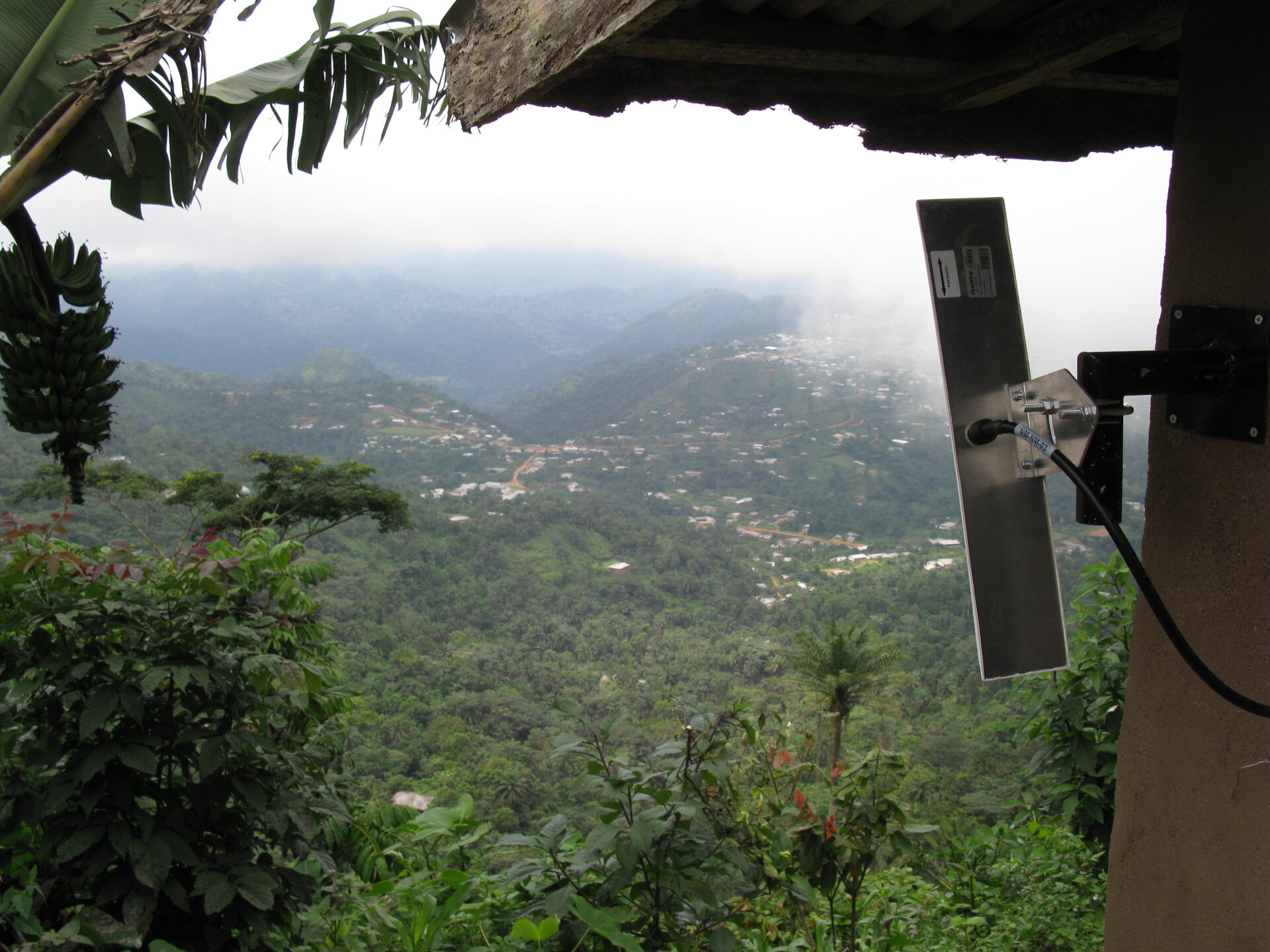 Antenna sul monte Letia per la diffusione Wifi sul villaggio di Menji, Camerun