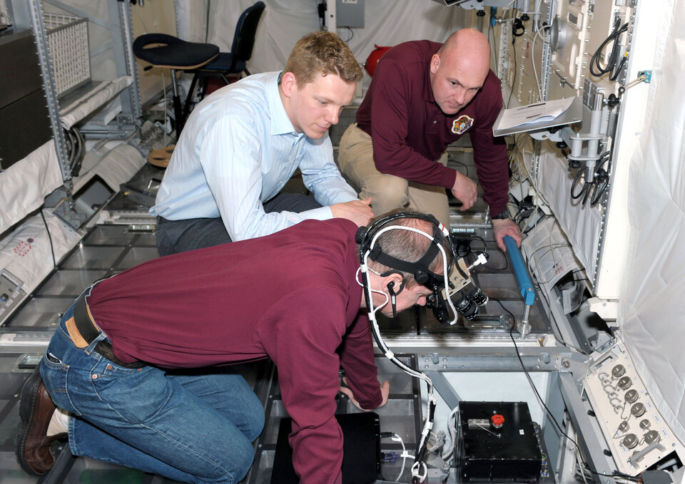 Columbus specialist level training at EAC for ESA astronauts De Winne and Kuipers