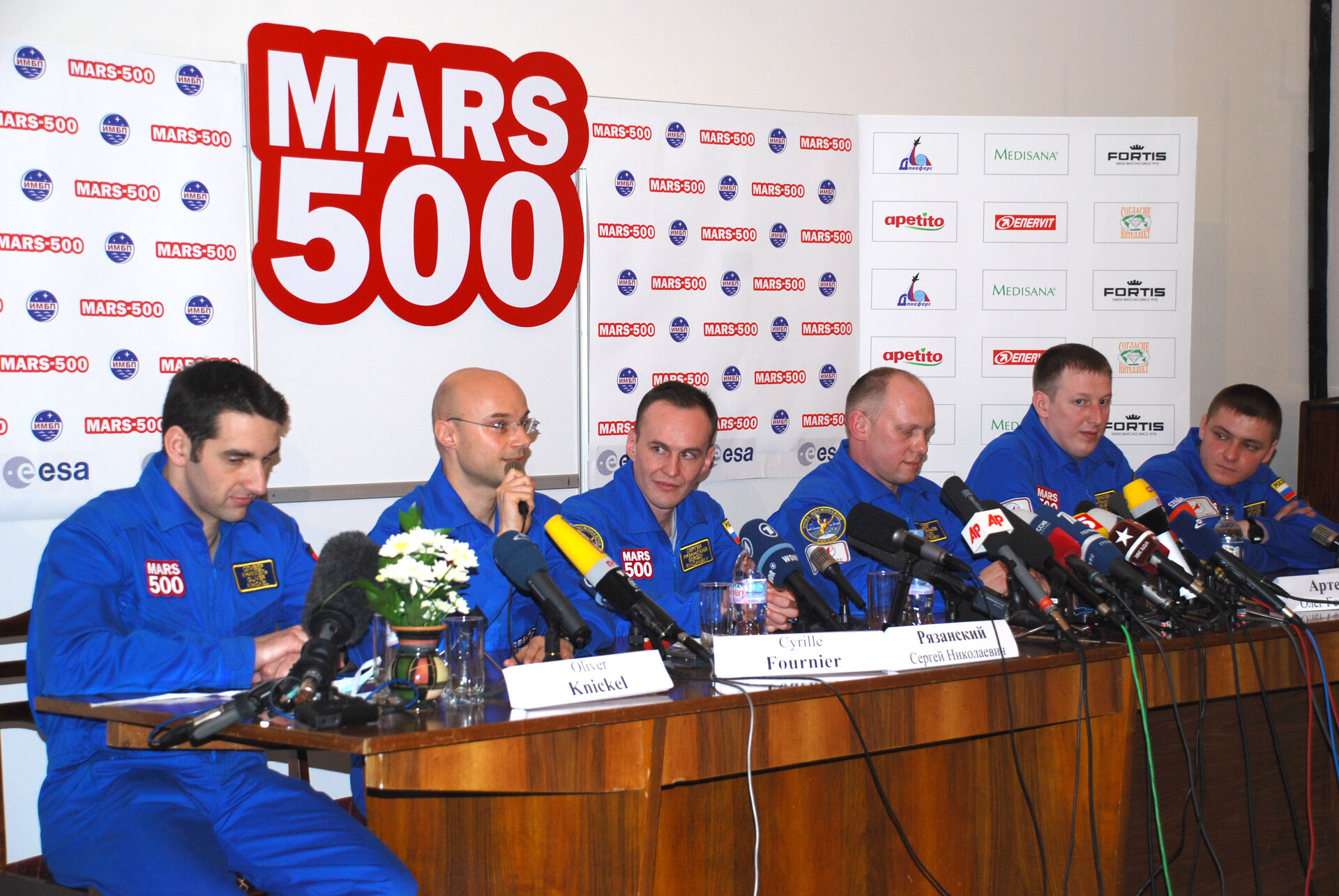 L'equipaggio del Mars500 in conferenza stampa prima di entrare in isolamento