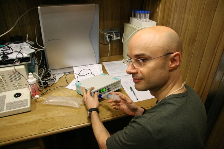 Cyrille analyses the hydrogen content of his breath for one of the experiments