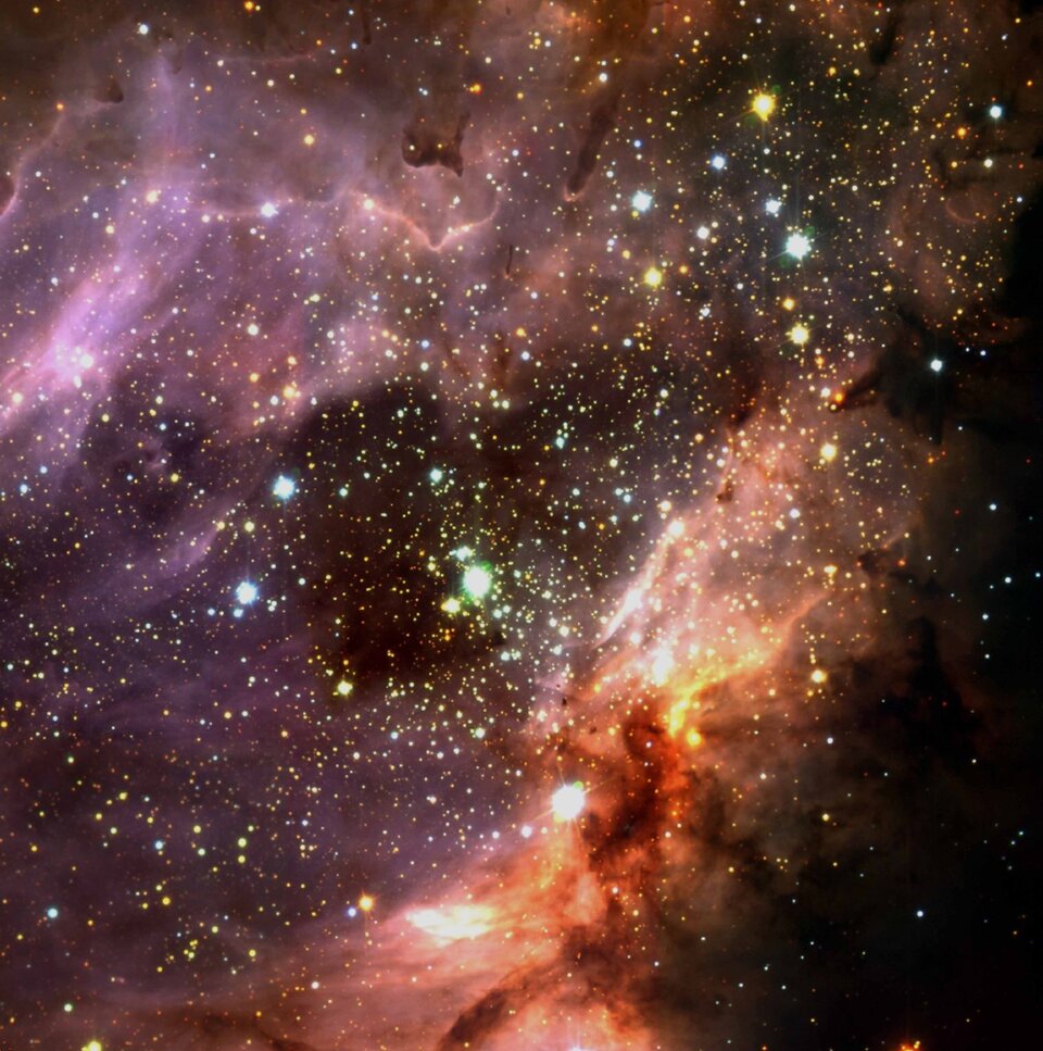 Den praktfulla stjärnhopen M17 med sina omgivande lysande gasmassor pryder himlen i april.