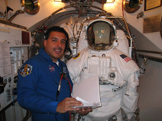 Jose är den som ska se till att vi får på oss rymddräkterna på rätt sätt och i tid och att de fungerar som de ska.