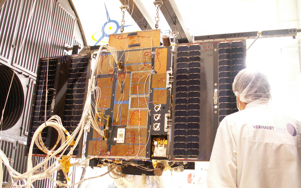 Le satellite Proba-2, panneaux solaires déployés, en train de subir un essai thermique.