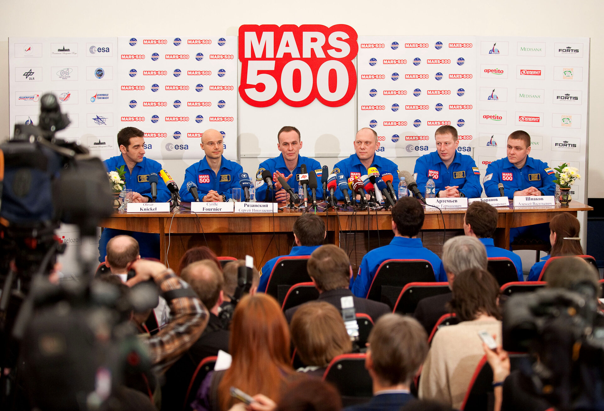 Mars500 crew for 105-day study presented to the press