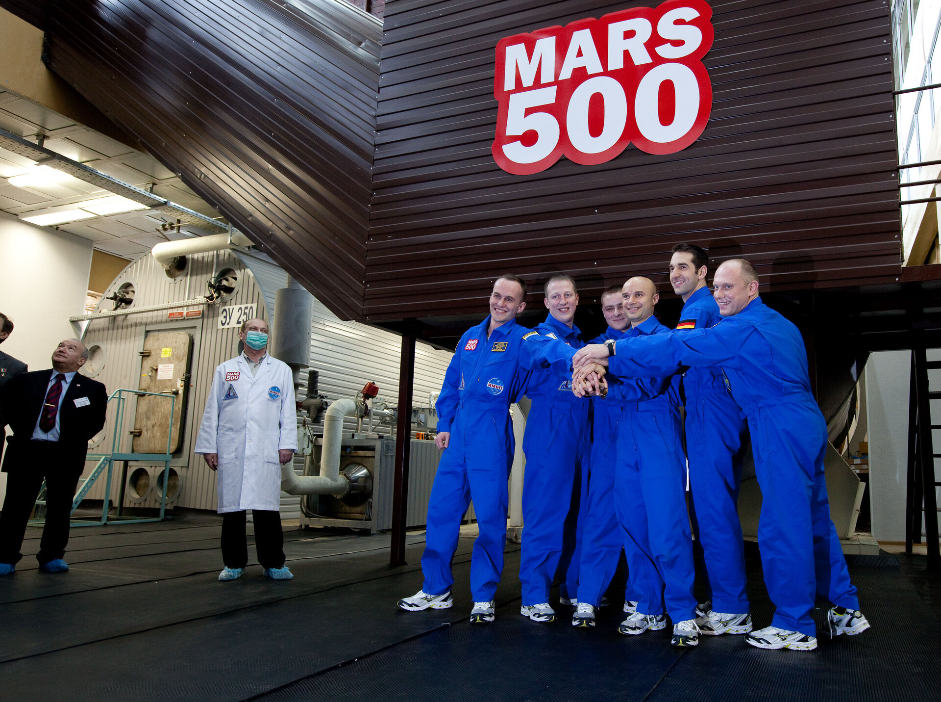 Mars500 crew prepares to enter the isolation facility at IBMP