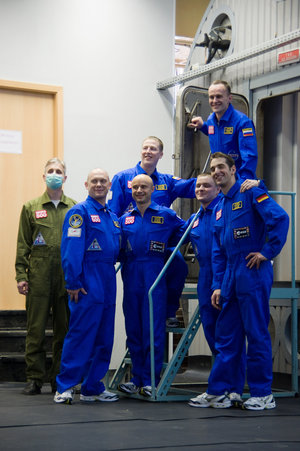 Mars500 crew prepares to enter the isolation facility at IBMP