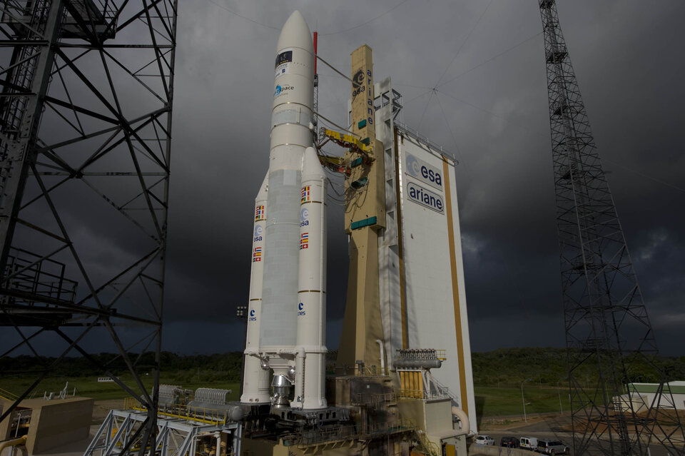 Ariane 5 sur le pas de tir, avec à son bord Planck et Herschel