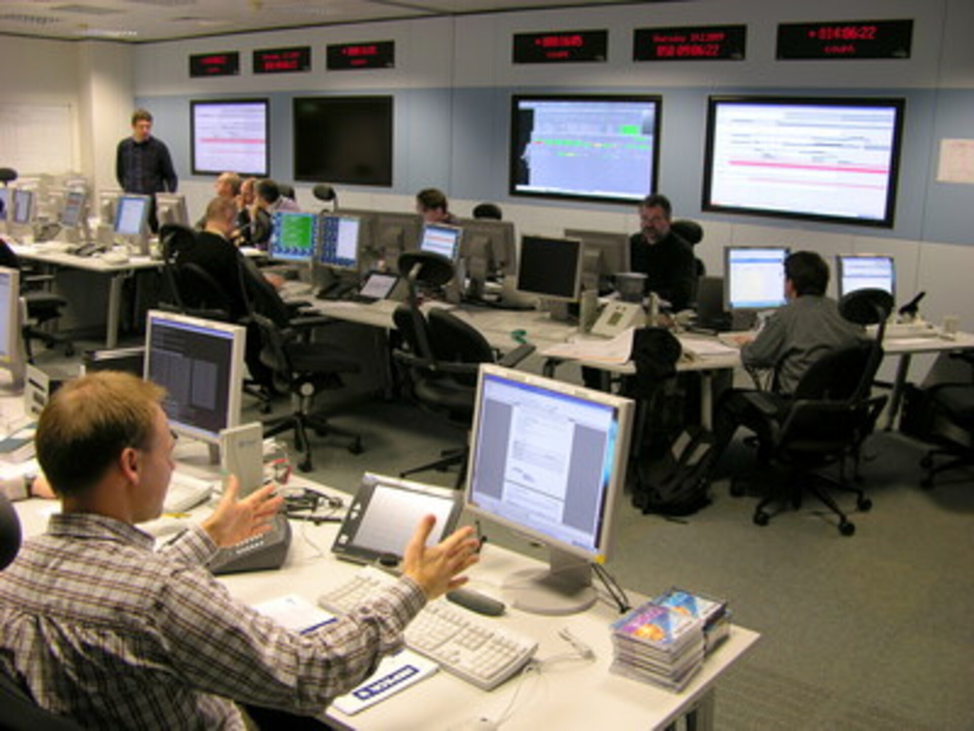 Ein Team am ESOC bei der Simulation