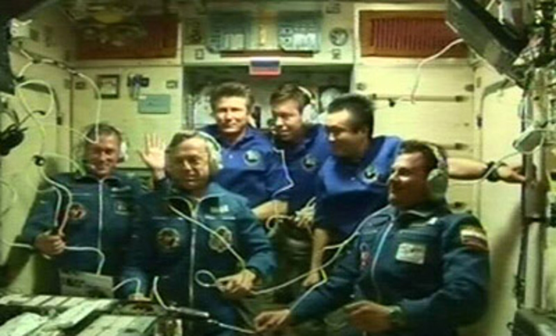 Expedición 20 – la primera tripulación de seis personas de la Estación