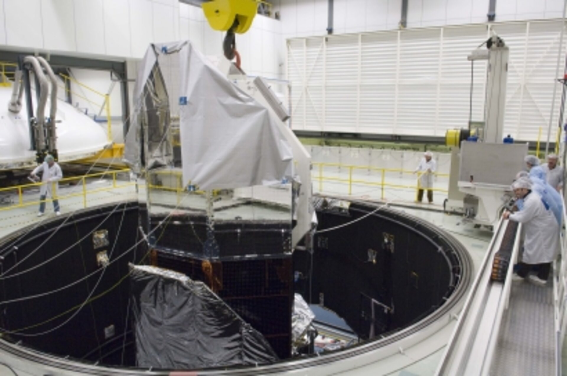 Herschel beim Test im großen Weltraumsimulator