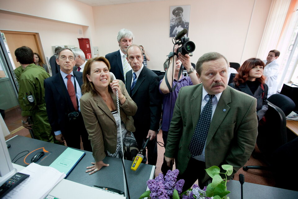 Simonetta Di Pippo talks with the Mars500 crew at IBMP in Moscow, Russia. <br>Credits: ESA, 2009.