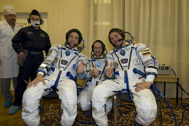 Soyuz TMA-15 crew dressed in their Russian Sokol suits