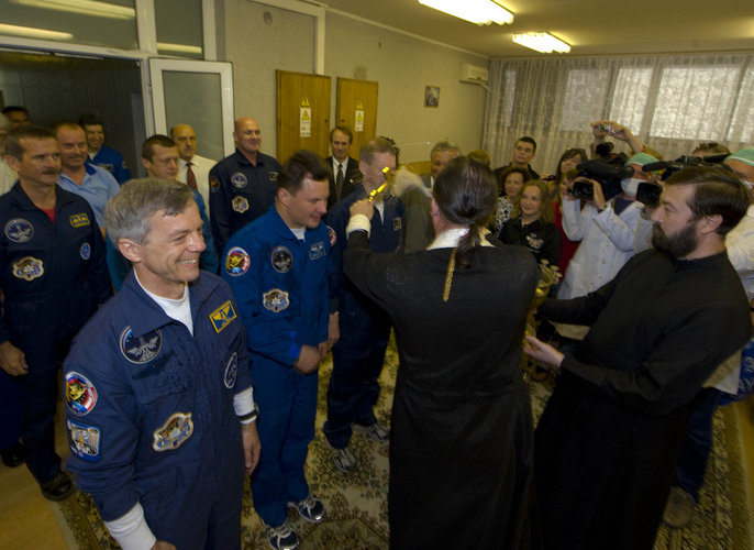 Soyuz TMA-15 crew receive a blessing on launch day