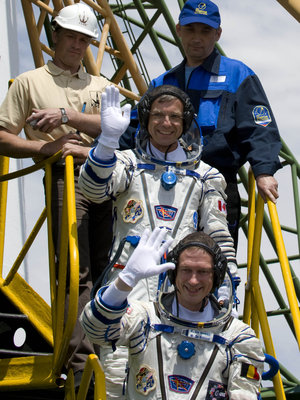 Soyuz TMA-15 crew wave goodbye to the crowd