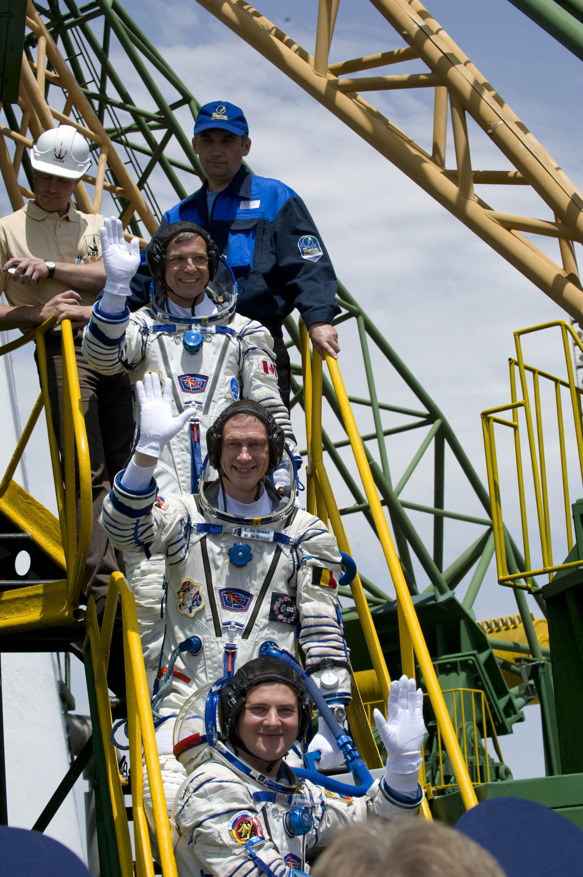 Soyuz TMA-15 crew wave goodbye to the crowd