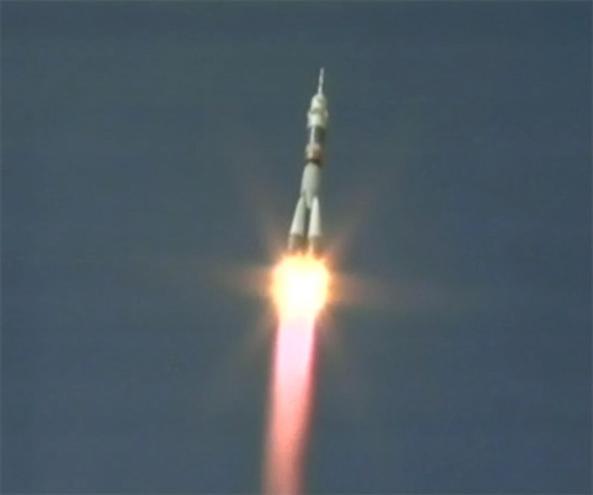 The Soyuz TMA-15 launches from the Baikonur Cosmodrome in Kazakhstan at 12:34 CEST on 27 May 2009