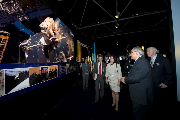 Czech minister Miroslava Kopicova visits the ESA Pavilion