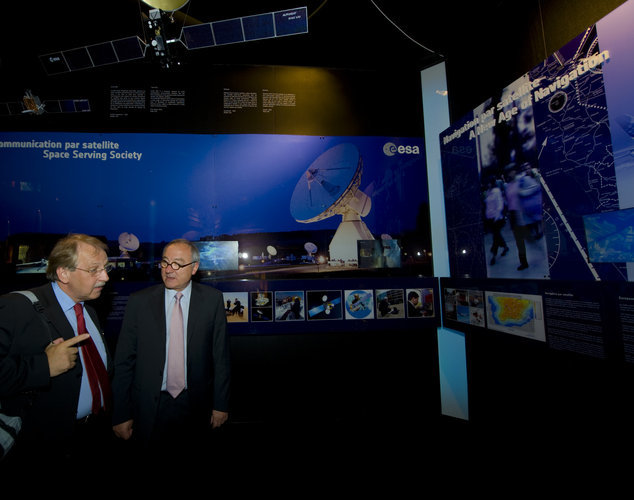 Jean-Jacques Dordain and Matthias Ruete visit the ESA Pavilion