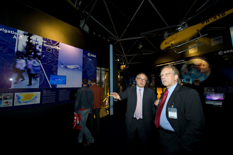 Jean-Jacques Dordain and Matthias Ruete visit the ESA Pavilion